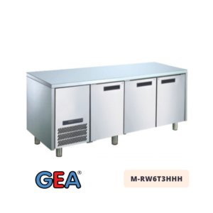 Menurut rincian teknis pabrikan, GEA M-RW6T3HHH adalah kabinet chiller berbentuk meja berkapasitas 420 Liter yang dilindungi 3 pintu solid utuh untuk area dapur tertutup.