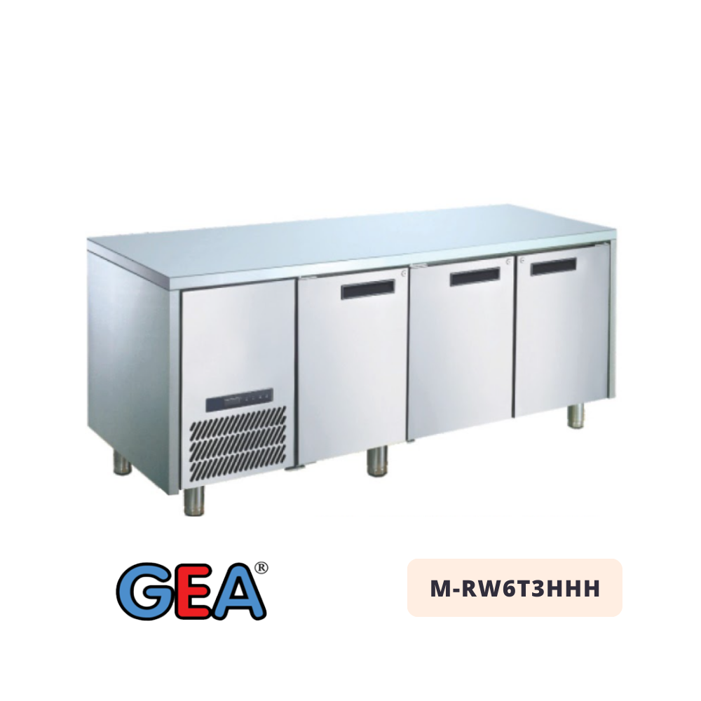 S/S Under Counter Chiller GEA M-RW6T3HHH Menurut rincian teknis pabrikan, GEA M-RW6T3HHH adalah kabinet chiller berbentuk meja berkapasitas 420 Liter yang dilindungi 3 pintu solid utuh untuk area dapur tertutup.